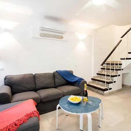 Perfectly Located Beachside In Elviria شقة