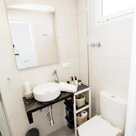 Perfectly Located Beachside In Elviria شقة