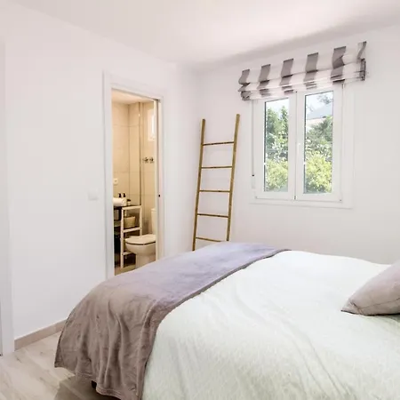 Perfectly Located Beachside In Elviria Апартаменты *